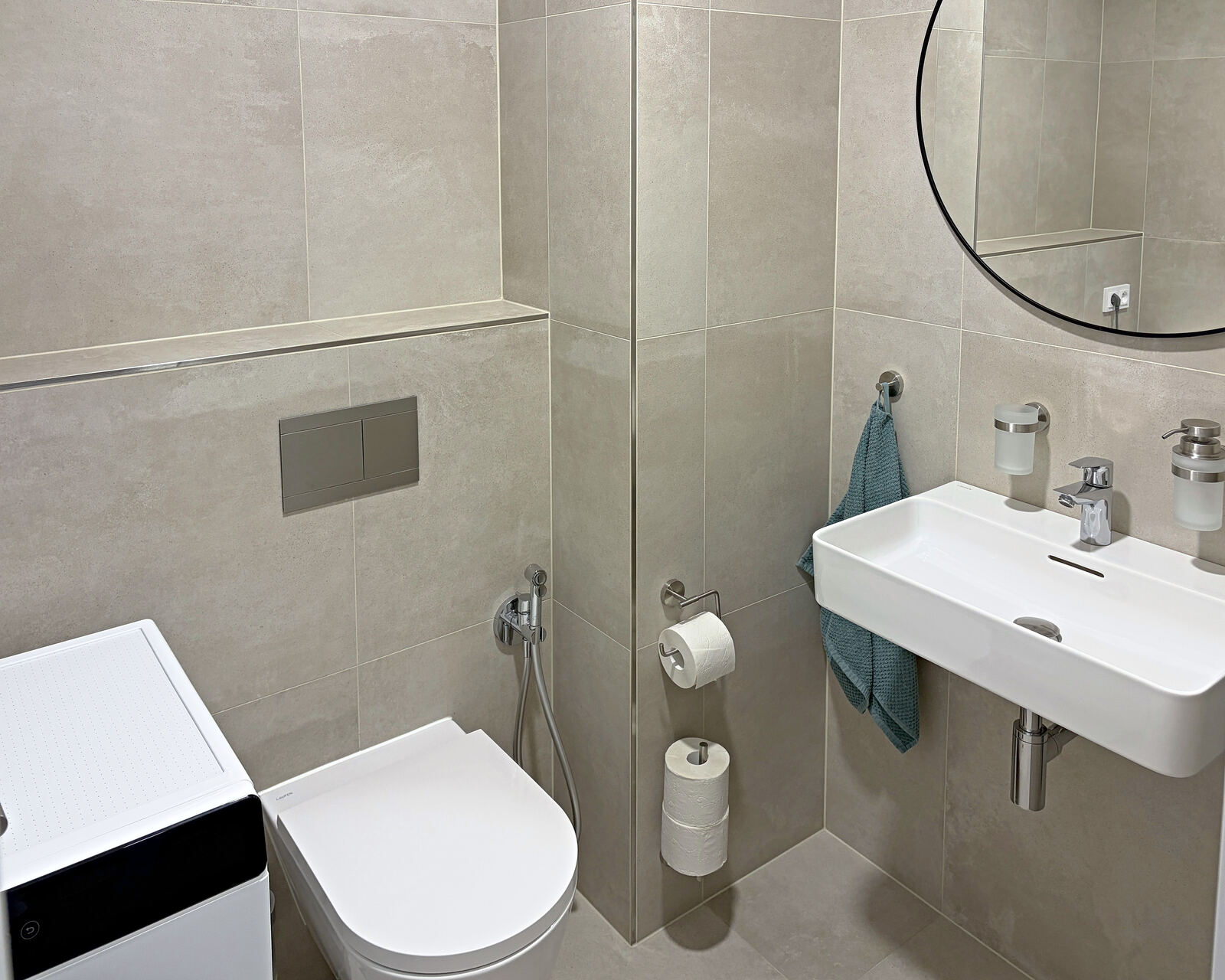 Separate WC with washbasin