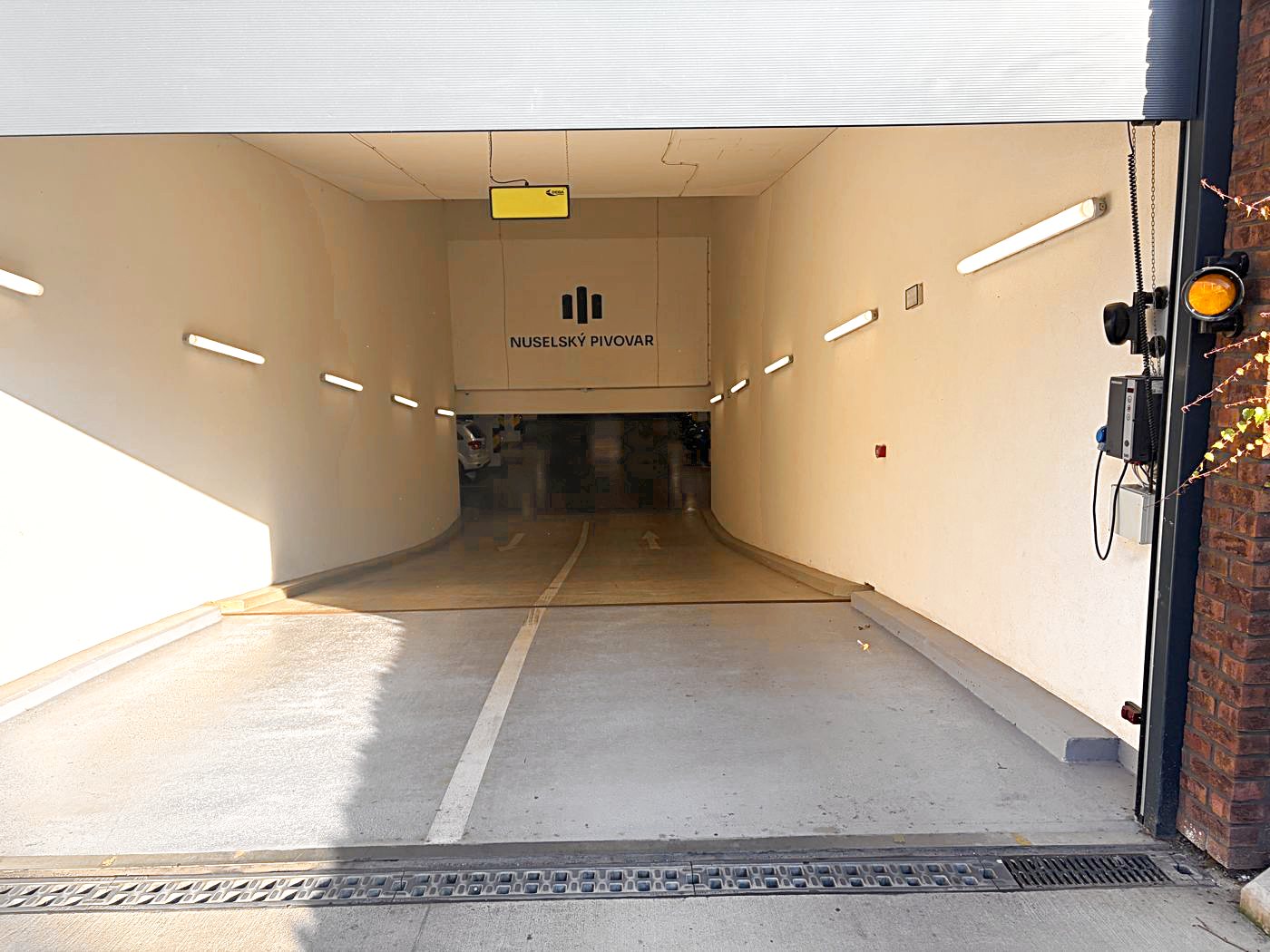 The ramp takes you down to level −1. Follow the PARKING 2.PP signs to the next r