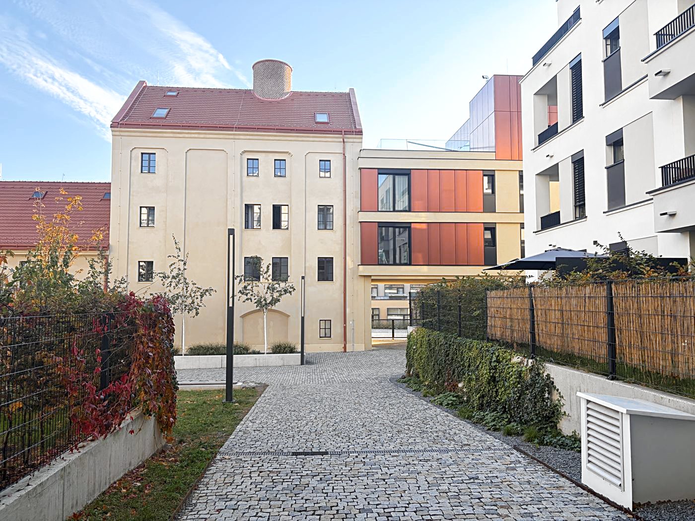 You come out through the entrance Mužíkova 1759/9. Turn left through the passage
