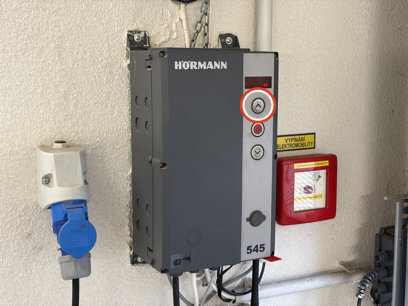 Tip: the garage door can also be opened from inside without the remote – with th