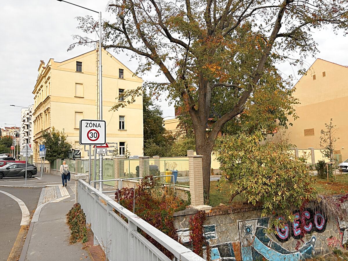 From the Divadlo Na Fidlovačce tram stop cross into Závišova street and walk ove