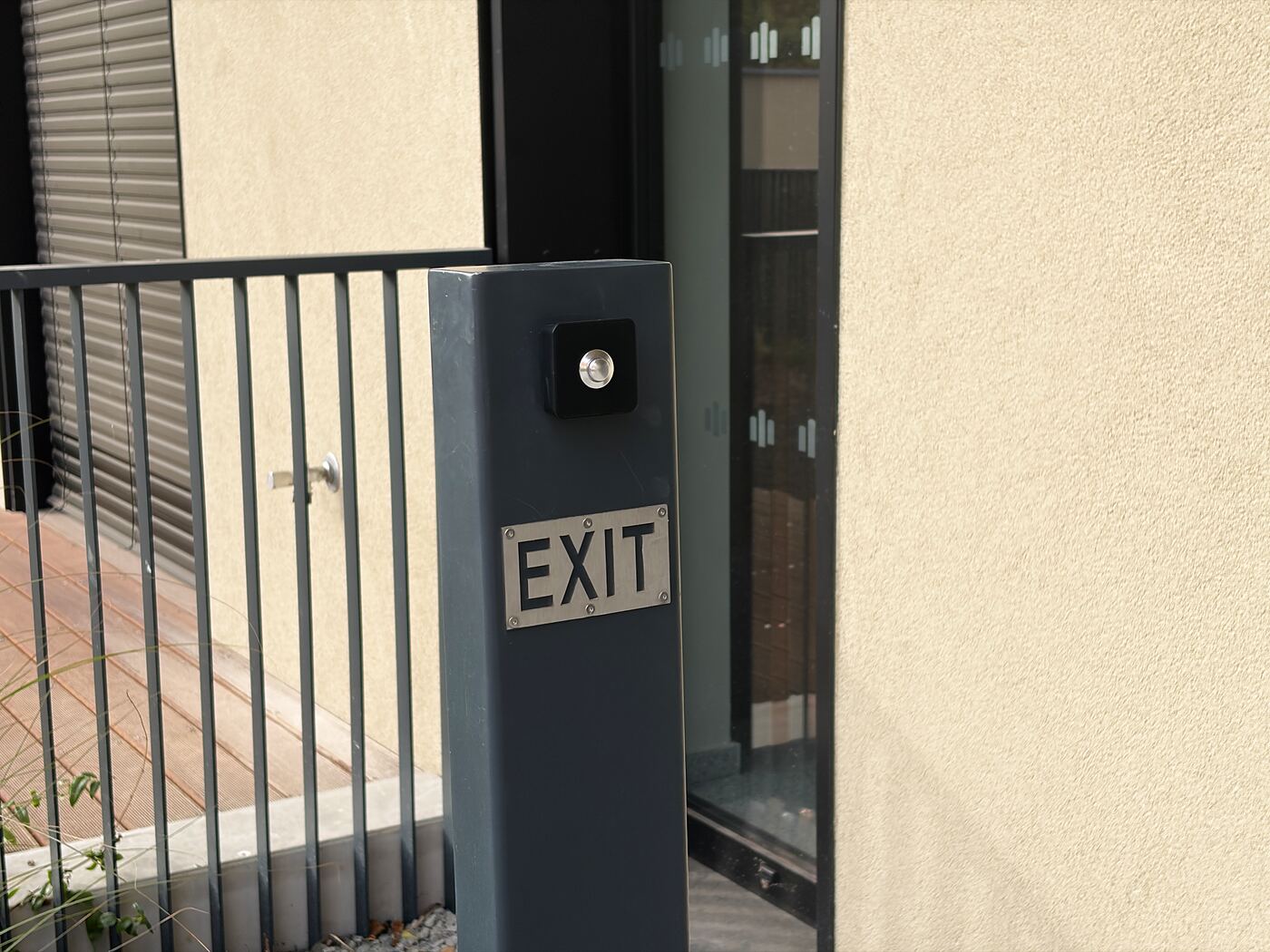 Leaving the courtyard: open the gate from inside with the EXIT button on the pos